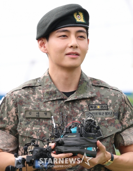 (춘천=뉴스1) 권현진 기자 = 방탄소년단(BTS)의 뷔가 10일 오전 강원도 춘천시 신북읍 체육공원 축구장에서 군 복무를 마친 뒤 인터뷰를 하고 있다. 2025.6.10/뉴스1  Copyright (C) 뉴스1. All rights reserved. 무단 전재 및 재배포,  AI학습 이용 금지. /사진=(춘천=뉴스1) 권현진 기자
