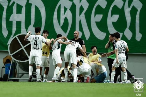 전북 현대 선수들이 2일 오후 7시30분 서울월드컵경기장에서 열린 FC서울과 &#039;2025 하나은행 코리아컵&#039; 8강에서 결승골을 넣고 기뻐하고 있다. /사진=대한축구협회 제공