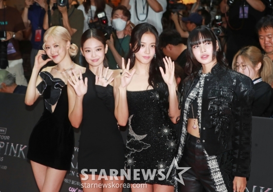 걸그룹 블랙핑크(BLACK PINK)가 9일 오후 서울 영등포구 타임스퀘어 영등포점에서 진행된 ‘본 핑크 인 시네마스&#039;(BORN PINK IN CINEMAS) 핑크카펫 행사에서 포즈를 취하고 있다. /2024.08.09 /사진=이동훈