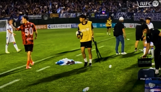 김포FC 박동진(왼쪽 두 번째)가 지난달 29일 김포솔터축구장에서 열린 인천 유나이티드전 직후 손가락 욕설을 하는 장면. /사진=인천 유나이티드 공식 유튜브 채널 영상 캡처