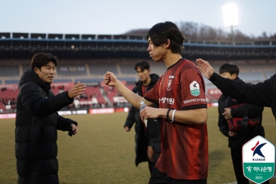 구자룡(가운데). /사진=한국프로축구연맹 제공