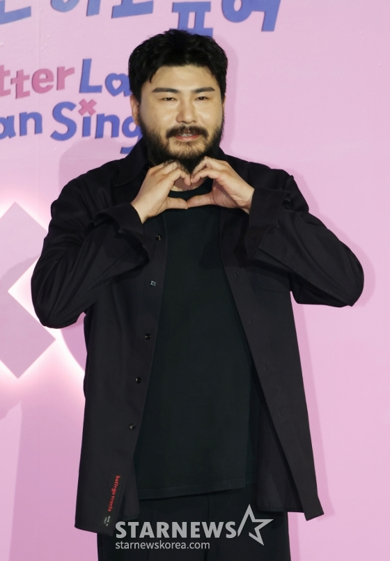가수 카더가든이 3일 오후 서울 CGV용산아이파크몰에서 진행된 넷플릭스 예능 &#039;모태솔로지만 연애는 하고 싶어&#039; 제작발표회에 참석해 포즈를 취하고 있다.  연애가 서툰 모태솔로들의 인생 첫 연애를 돕는 메이크오버 연애 리얼리티 예능 ‘모태솔로지만 연애는 하고 싶어’는 오는 8일 공개된다. /2025.07.03 /사진=이동훈 photoguy@