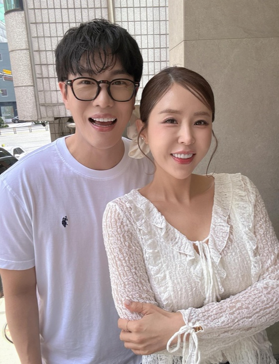 왼쪽부터 내년 결혼을 앞둔 문원, 신지 커플 /사진=신지 인스타그램 캡처