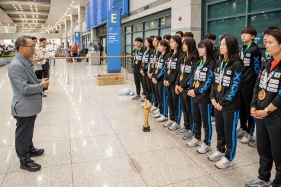 채종걸 한국중·고등학교탁구연맹 회장(맨 왼쪽)이 3일 인천국제공항을 통해 귀국한 한국 청소년 탁구 국가대표팀을 환대하고 있다. /사진=대한탁구협회 제공