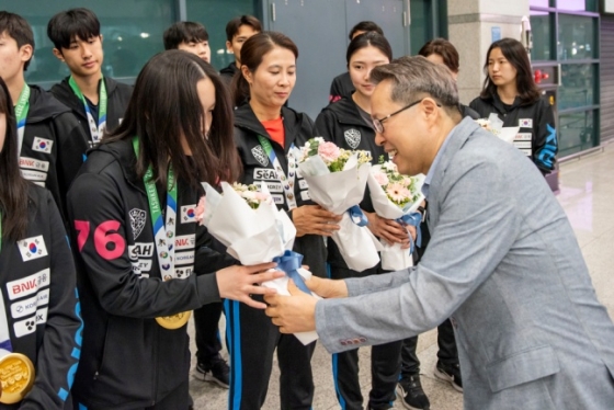 채종걸 한국중·고등학교탁구연맹 회장(맨 오른쪽)이 3일 인천국제공항을 통해 귀국한 한국 청소년 탁구 국가대표팀을 환대하고 있다. /사진=대한탁구협회 제공