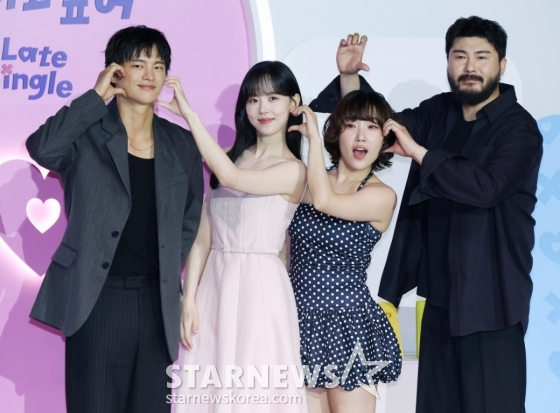 배우 서인국, 강한나, 코미디언 이은지, 가수 카더가든이 3일 오후 서울 CGV용산아이파크몰에서 진행된 넷플릭스 예능 &#039;모태솔로지만 연애는 하고 싶어&#039; 제작발표회에 참석해 포즈를 취하고 있다.  연애가 서툰 모태솔로들의 인생 첫 연애를 돕는 메이크오버 연애 리얼리티 예능 ‘모태솔로지만 연애는 하고 싶어’는 오는 8일 공개된다. /2025.07.03 /사진=이동훈 photoguy@