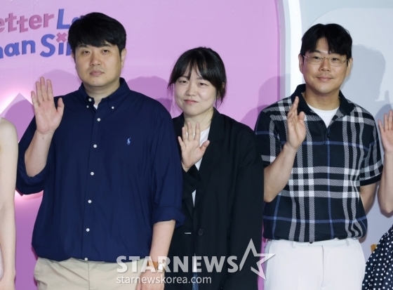 조욱형 PD, 김노은 PD, 원승재 PD가 3일 오후 서울 CGV용산아이파크몰에서 진행된 넷플릭스 예능 &#039;모태솔로지만 연애는 하고 싶어&#039; 제작발표회에 참석해 포즈를 취하고 있다.  연애가 서툰 모태솔로들의 인생 첫 연애를 돕는 메이크오버 연애 리얼리티 예능 ‘모태솔로지만 연애는 하고 싶어’는 오는 8일 공개된다. /2025.07.03 /사진=이동훈 photoguy@