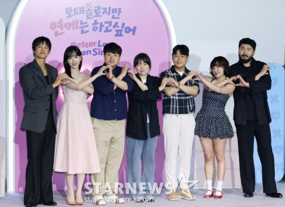 배우 서인국, 강한나, 조욱형 PD, 김노은 PD, 원승재 PD, 코미디언 이은지, 가수 카더가든이 3일 오후 서울 CGV용산아이파크몰에서 진행된 넷플릭스 예능 &#039;모태솔로지만 연애는 하고 싶어&#039; 제작발표회에 참석해 포즈를 취하고 있다.  연애가 서툰 모태솔로들의 인생 첫 연애를 돕는 메이크오버 연애 리얼리티 예능 ‘모태솔로지만 연애는 하고 싶어’는 오는 8일 공개된다. /2025.07.03 /사진=이동훈 photoguy@