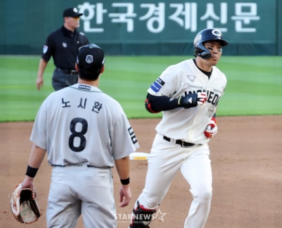 지난달 29일 홈런을 한화전 홈런을 터뜨린 한유섬(오른쪽)이 베이스를 돌고 있다. /사진=강영조 선임기자