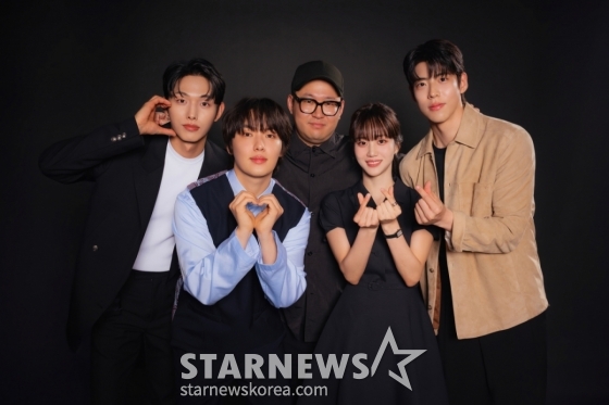 티빙 드라마 &#039;러닝메이트&#039;의 배우 이정식, 윤현수, 한진원 감독, 배우 홍화연, 최우성이 24일 진행된 라운드 인터뷰를 위해 포즈를 취하고 있다. /사진제공=티빙 2025.06.24 /사진=이동훈 photoguy@