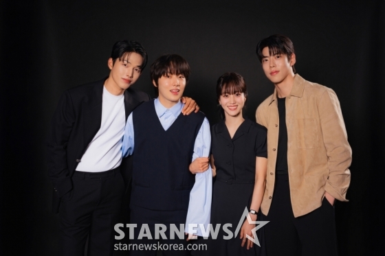 티빙 드라마 &#039;러닝메이트&#039;의 배우 이정식, 윤현수, 홍화연, 최우성이 24일 진행된 라운드 인터뷰를 위해 포즈를 취하고 있다. /사진제공=티빙 2025.06.24 /사진=이동훈 photoguy@