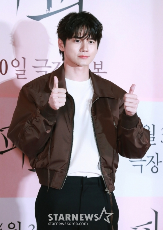 배우 옹성우가 24일 오후 서울 CGV용산아이파크몰에서 진행된 영화 &#039;파과&#039;(감독 민규동) VIP 시사회에 참석해 포즈를 취하고 있다.  바퀴벌레 같은 인간들을 처리하는 조직에서 40여 년간 활동한 레전드 킬러 ‘조각’과 평생 그를 쫓은 미스터리한 킬러 ‘투우’의 강렬한 대결을 그린 액션 드라마 영화 &#039;파과&#039;는 오는 30일 개봉한다. /2025.04.30 /사진=이동훈 photoguy@