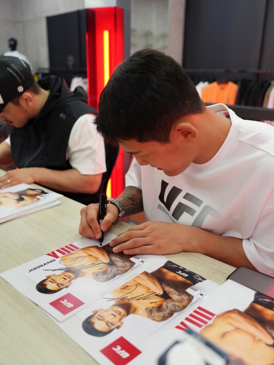 사인하는 유주상. /사진=UFC 제공