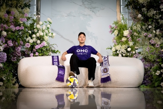 웨딩홀에서 촬영한 권경원 오피셜. /사진=FC안양 제공