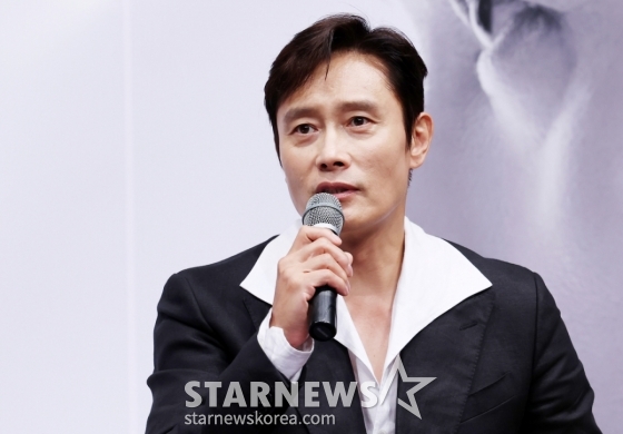 배우 이병헌이 4일 경기 부천시 현대백화점 중동점에서 진행된 &#039;제29회 부천국제판타스틱영화제&#039; 더 마스터 이병헌 특별전 기자회견에 참석해 질의응답을 하고 있다. /2025.07.04 /사진=김휘선 hwijpg@