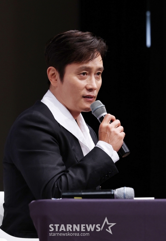 배우 이병헌이 4일 경기 부천시 현대백화점 중동점에서 진행된 &#039;제29회 부천국제판타스틱영화제&#039; 더 마스터 이병헌 특별전 기자회견에 참석해 질의응답을 하고 있다. /2025.07.04 /사진=김휘선 hwijpg@