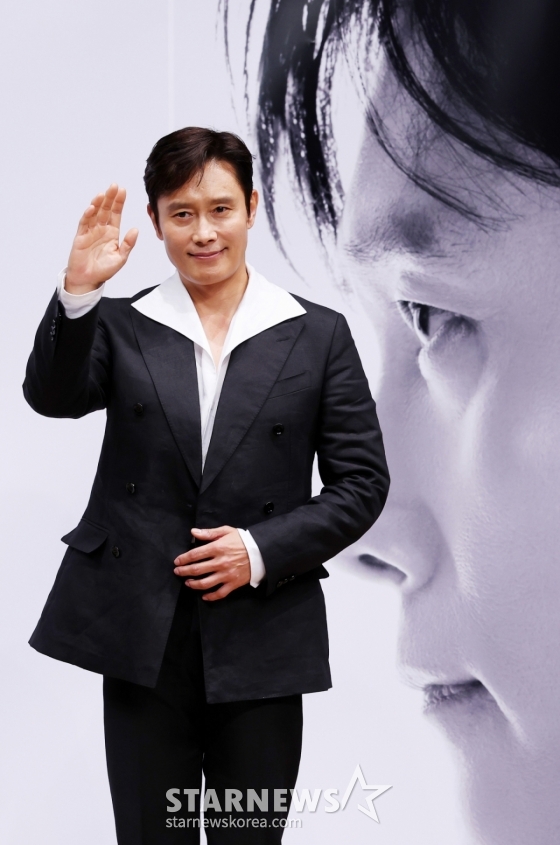 배우 이병헌이 4일 경기 부천시 현대백화점 중동점에서 진행된 &#039;제29회 부천국제판타스틱영화제&#039; 더 마스터 이병헌 특별전 기자회견에 참석해 포즈를 취하고 있다./2025.07.04 /사진=김휘선 hwijpg@