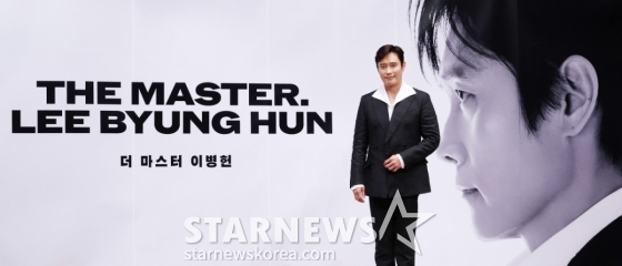 배우 이병헌이 4일 경기 부천시 현대백화점 중동점에서 진행된 &#039;제29회 부천국제판타스틱영화제&#039; 더 마스터 이병헌 특별전 기자회견에 참석해 포즈를 취하고 있다./2025.07.04 /사진=김휘선 hwijpg@
