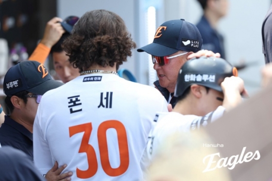 한화의 코디 폰세(왼쪽)와 김경문 감독. /사진=한화 이글스 제공