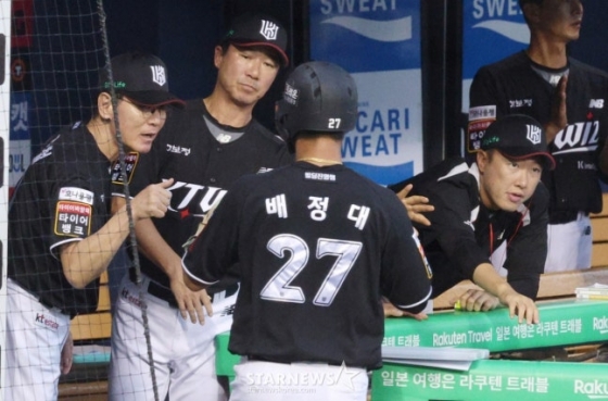 2025 신한 SOL Bank KBO리그 두산 베어스 대 KT 위즈 경기가 4일 서울 잠실야구장에서 열렸다.  KT 1회초 1사 만루에서 3루주자 배정대가 문상철의 희생플라이 때 홈으로 뛰어 선제 득점한 후 이강철 감독의 환영을 받고 있다. /사진=김진경 대기자