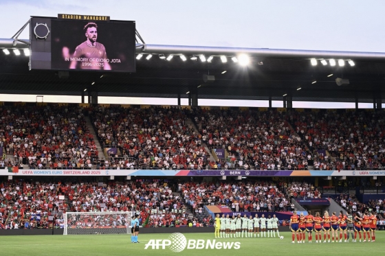 유럽축구연맹(UEFA) 여자 유로 2025 조별리그 B조 스페인-포르투갈전을 앞두고 디오구 조타를 추모하고 있는 양팀 선수들. /AFPBBNews=뉴스1