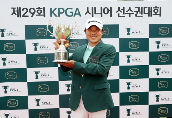 김영우가 4일 KPGA 시니어 선수권대회에서 우승을 차지한 뒤 트로피를 들고 미소를 짓고 있다. /사진=KPGA 제공