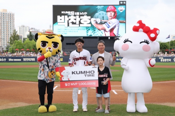 KIA 타이거즈 박찬호(왼쪽에서 두 번째)와 타이어프로 광산점 김공선(오른쪽에서 두 번째) 대표이사. /사진=KIA 타이거즈 제공