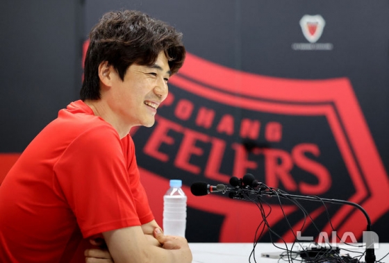 4일 경북 포항시 북구 포항스틸러스 송라클럽하우스에서 열린 기성용 입단 미디어데이에서 기성용이 취재진과 인터뷰를 하고 있다. /사진=뉴시스