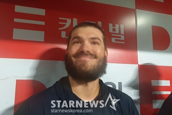 한화 외국인 투수 코디 폰세가 4일 고척 키움전을 승리로 이끈 뒤 취재진과 인터뷰에 응했다. /사진=김동윤 기자