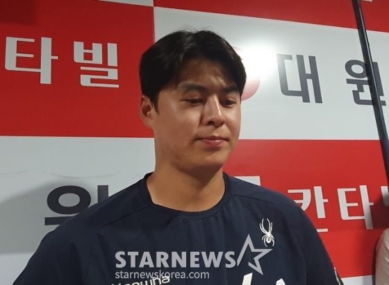 한화 노시환이 4일 고척 키움전을 승리로 이끈 후 취재진과 인터뷰에 응하고 있다. /사진=김동윤 기자 