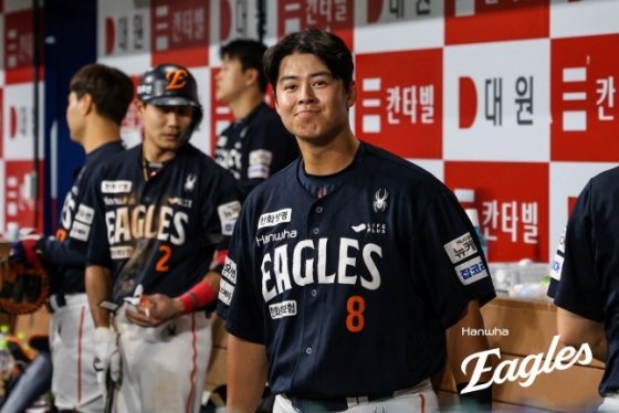 한화 노시환이 4일 고척 키움전 9회초 좌월 솔로포를 치고 미소 짓고 있다. /사진=한화 이글스 제공