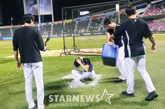 KT 위즈 오원석이 4일 잠실 두산전에서 10승을 달성한 뒤 동료들로부터 물세례 축하를 받고 있다. /사진=김우종 기자