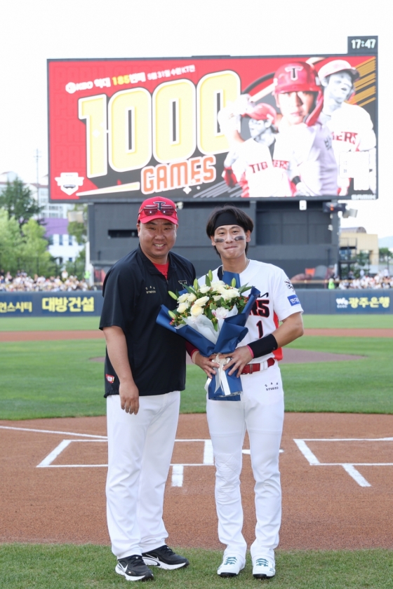 KIA 타이거즈 이범호(왼쪽) 감독과 박찬호. /사진=KIA 타이거즈 제공