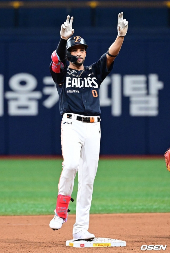한화 리베라토가 5일 고척 키움전 9회초 2사 2루에서 역전 1타점 적시 2루타를 치고 세리머니하고 있다.