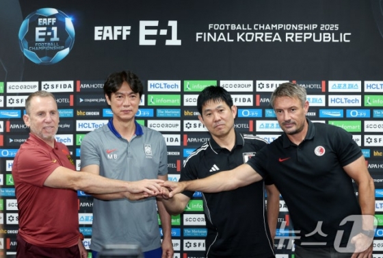 왼쪽부터 중국 데얀 주르예비치 감독, 대한민국 홍명보 감독, 일본 모리야스 하지메 감독, 홍콩 애슐리 웨스트우드 감독./사진=뉴스1