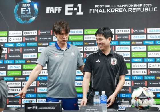 홍명보 감독(왼쪽)과 모리야스 하지메 감독. /사진=뉴스1