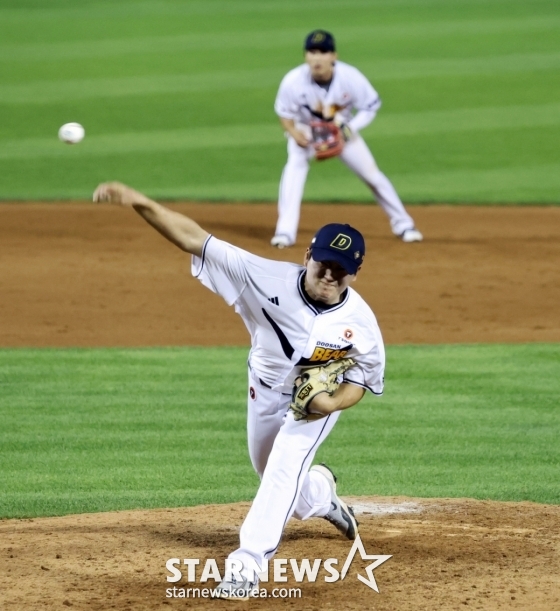 두산 마무리 김택연이 6일 잠실구장에서 열린 2025 KBO 리그 두산 베어스와 KT 위즈의 경기에서 9회초 구원 등판, 역투를 펼치고 있다. /사진=강영조 선임기자 