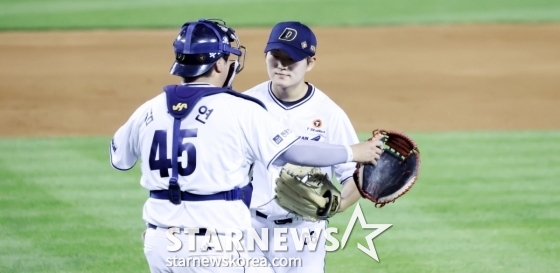 두산 마무리 김택연이 6일 잠실구장에서 열린 2025 KBO 리그 두산 베어스와 KT 위즈의 경기에서 9회초 구원 등판, 팀 승리를 지켜내고 있다. /사진=강영조 선임기자 