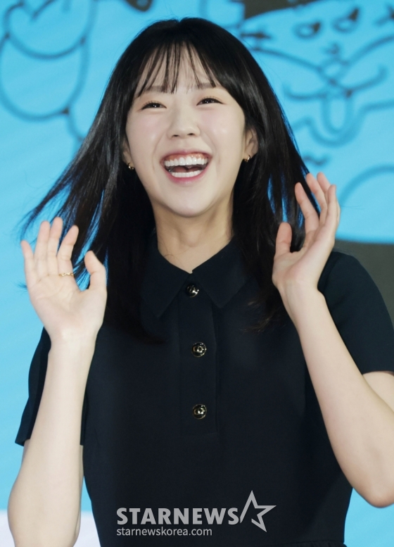 배우 지예은이 10일 오전 서울 여의도 KBS 별관에서 진행된 KBS 2TV 예능 &#039;크레이지 리치 코리안&#039; 제작발표회에서 포즈를 취하고 있다.  다양한 분야에서 본업에 미쳐 성공을 이룬 K-피플들을 직접 찾아가 그들의 삶과 철학과 열정을 조명하는 휴먼 리얼리티 예능 &#039;크레이지 리치 코리안&#039;은 오는 15일 첫 방송된다. /2025.06.10 /사진=이동훈 photoguy@