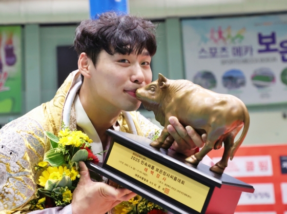 충청북도 보은군 보은국민체육센터에서 열린 &#039;위더스제약 2025 민속씨름 보은장사씨름대회&#039; 태백장사(80kg이하)에 등극한 허선행(수원특례시청)이 장사꽃가마를 타고 장사인증서와 황소트로피를 들고 기념사진을 찍고 있다. /사진=대한씨름협회 제공
