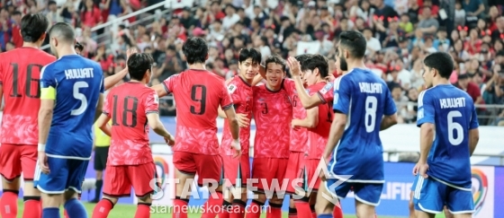 전진우(가운데)가 10일 서울월드컵경기장에서 북중미월드컵 최종예선 마지막 경기인 쿠웨이트전이 열리는 가운데 전반전 선제골을 성공시킨 후 동료들고 자축하고 있다. 이 골은 다만 상대 수비수 자책골로 정정됐다. /사진=강영조 선임기자