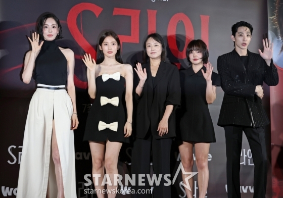 배우 이다희, 아린, 안주영 감독, 배우 이은샘, 이수혁이 7일 오후 서울 CGV용산아이파크몰에서 진행된 웨이브 오리지널 시리즈 &#039;S라인&#039; 제작발표회에 참석해 포즈를 취하고 있다. /2025.07.07 /사진=이동훈 photoguy@