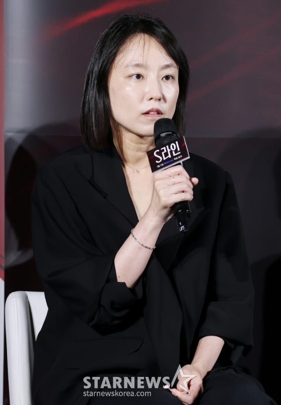 안주영 감독이 7일 오후 서울 CGV용산아이파크몰에서 진행된 웨이브 오리지널 시리즈 &#039;S라인&#039; 제작발표회에 참석해 포즈를 취하고 있다. /2025.07.07 /사진=이동훈 photoguy@