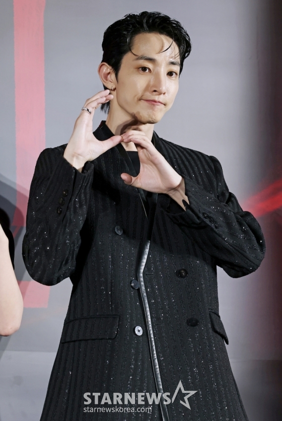 배우 이수혁이 7일 오후 서울 CGV용산아이파크몰에서 진행된 웨이브 오리지널 시리즈 &#039;S라인&#039; 제작발표회에 참석해 포즈를 취하고 있다. /2025.07.07 /사진=이동훈 photoguy@