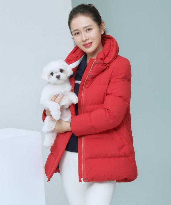 손예진이 반려견 키티와 촬영한 화보