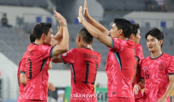 이동경의 선제골이 나오자 기뻐하고 있는 대표팀.  /사진=김진경 대기자