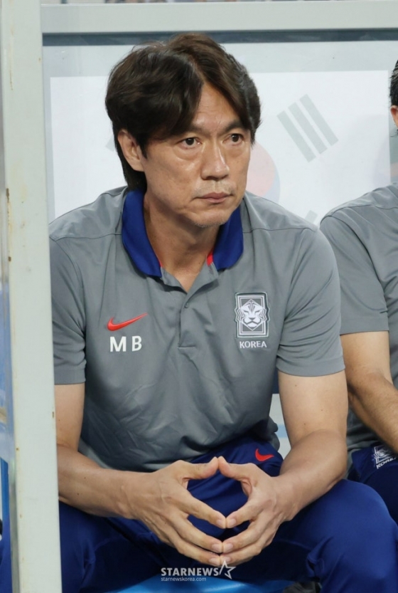 경기를 지켜보고 있는 홍명보 감독. /사진=김진경 대기자