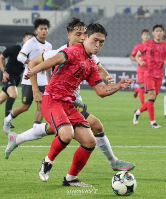 이동경이 7일 오후 8시 용인미르스타디움에서 열린 한국 대 중국의 &#039;2025 동아시아축구연맹(EAFF) E-1 풋볼 챔피언십(동아시안컵)&#039; 개막전에서 볼 경합을 펼치고 있다. /사진=김진경 대기자