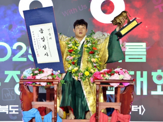 김기수가 7일 ‘위더스제약 2025 민속씨름 보은장사씨름대회’ 금강장사에 등극한 뒤 장사꽃가마를 타고 장사인증서와 황소트로피를 들고 기념사진을 찍고 있다. /사진=대한씨름협회 제공