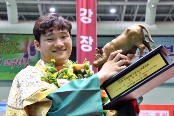 김기수가 우승 후 황소트로피를 들고 기념사진을 찍고 있다. /사진=대한씨름협회 제공